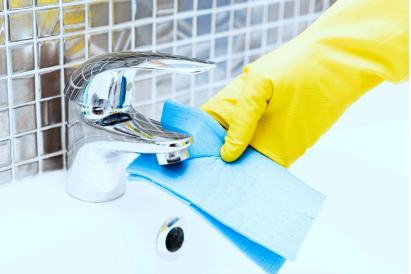 Dezynfekcja toalet i sprzątanie pomieszczeń socjalnych z uzupełnianiem środków higienicznych