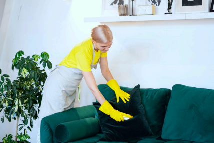 Dokładne ścieranie kurzy i odkurzanie w salonie – sprzątanie mieszkań i domów Gdańsk