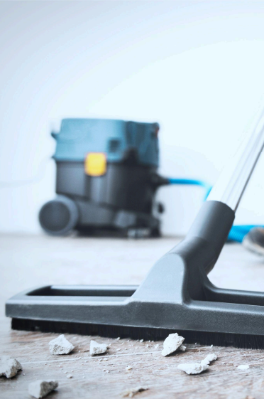 Odkurzacz przemysłowy usuwający pył gipsowy i drobny gruz – profesjonalne sprzątanie po remoncie