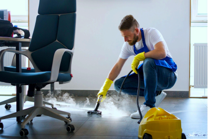Odkurzanie wykładzin i maszynowe mycie podłóg w obiektach biurowych
