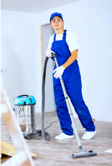 Pracownik wykonujący sprzątanie pobudowlane i doczyszczanie posadzek specjalistycznym sprzętem
