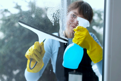 Profesjonalne mycie okien i przeszkleń biurowych bez smug