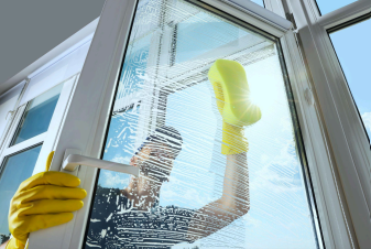 Profesjonalne mycie okien, ram i parapetów w mieszkaniu – efekt bez smug